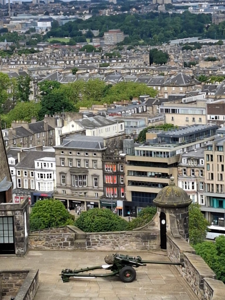 A howitzer slightly more modern than Mons Meg